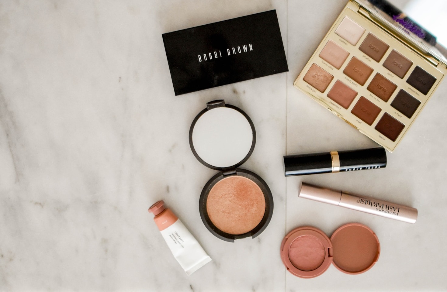 How to Stay Glamorous While Traveling Light